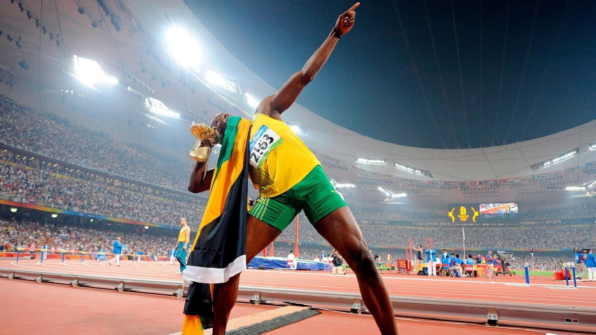 刷新纪录引发热议！，阿扎伦卡在掘金比赛中最后时刻胜出引发球迷热议