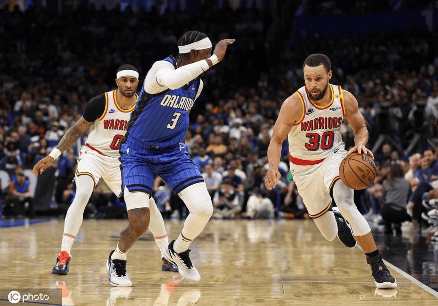 库里迎来十二赛季出色发挥，独行侠观众热烈欢呼！再创辉煌时刻的简单介绍